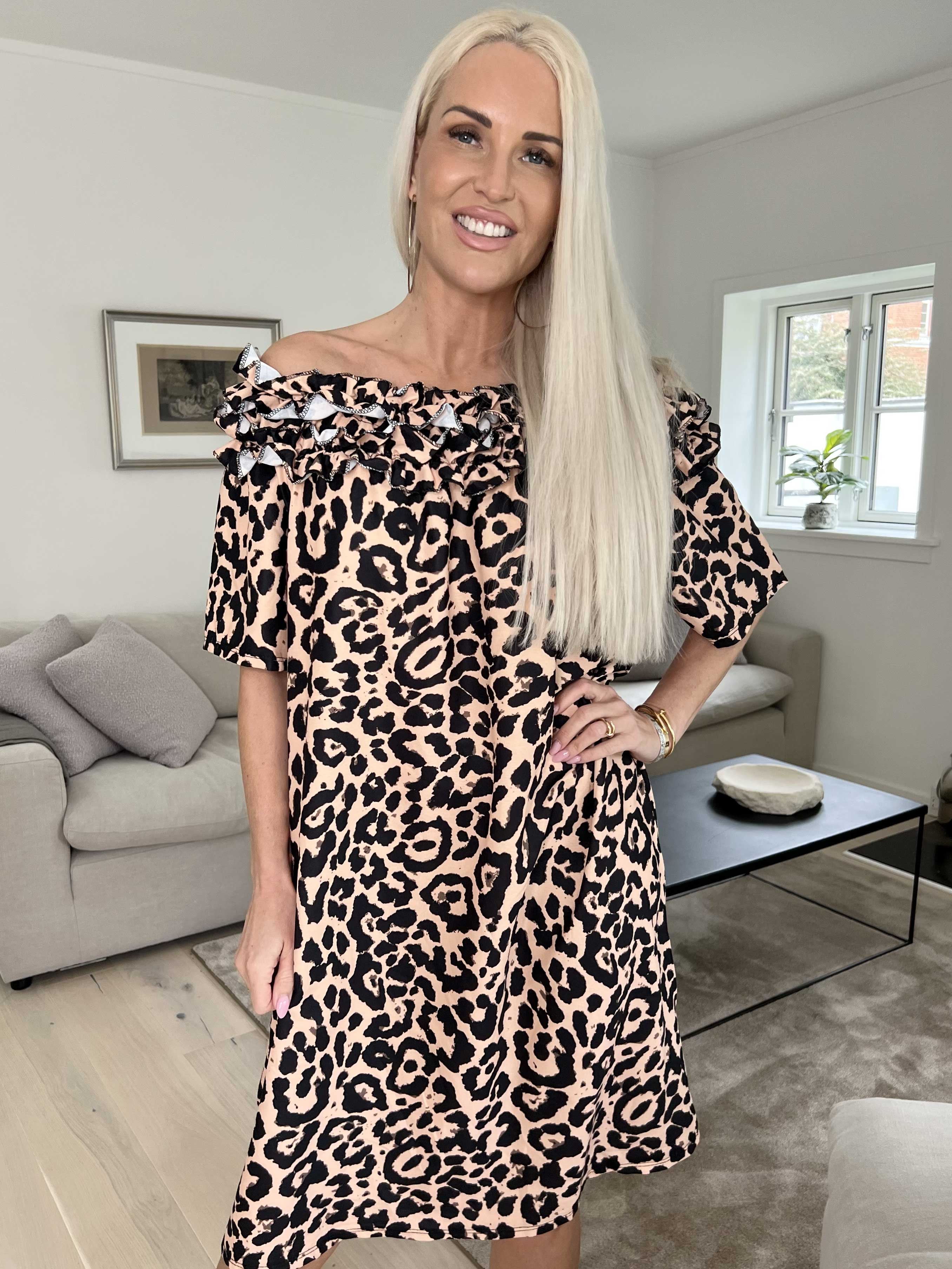 Chili Leo Sleeveless Dress - Leopardmönstrad klänning med volang i halsringningen